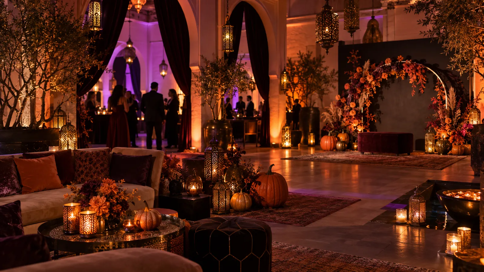 Soirée à thème dans un lounge : citrouilles décoratives, lanternes, éclairage violet et orange, photobooth